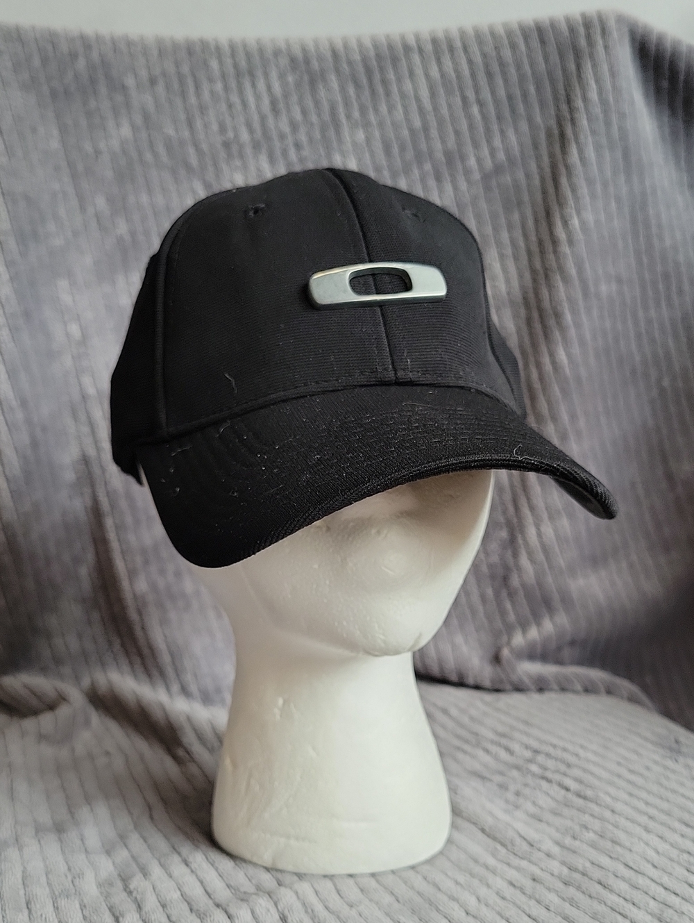 Men's size large XL Oakley black ball cap w/metal logo